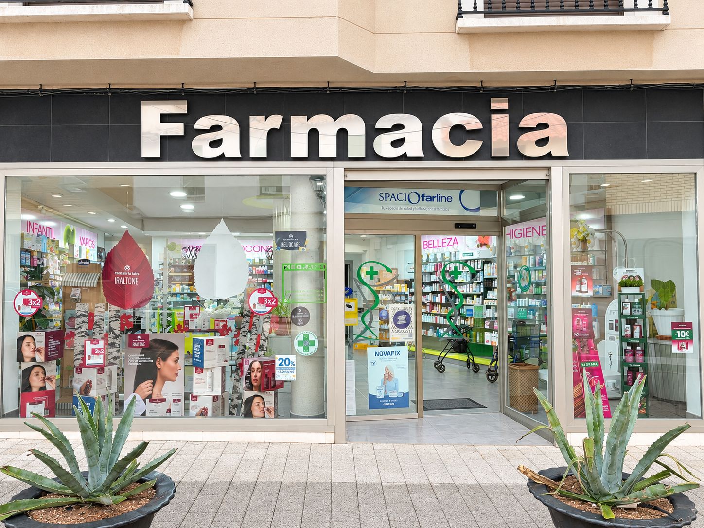 Escaparate de la farmacia en C/ Montejano, 64