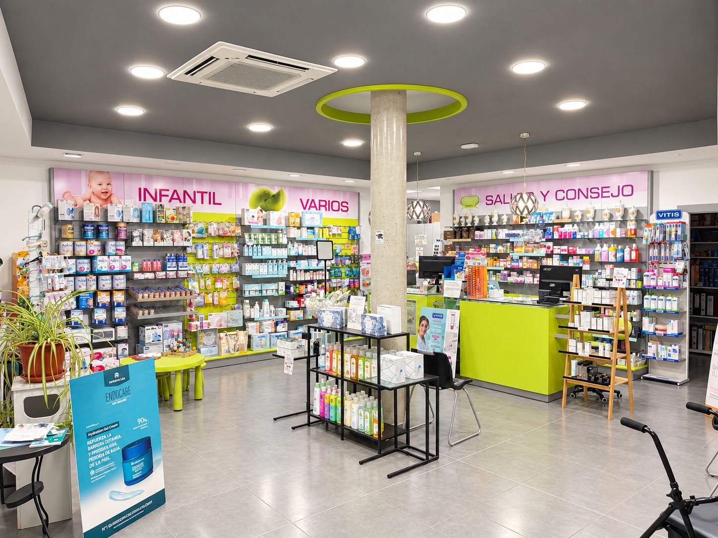 Interior de la farmacia, zona infantil y de salud
